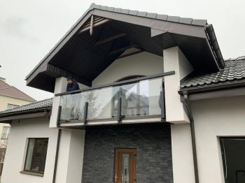 Балкон Демянів Сучасне поєднання скла та металу .
Стриманий дизайн та інженерна думка - простим речам придають гарний вигляд.