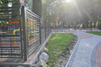 А 01 Огородження нестандартного дизайну з яскравими кольорами. 