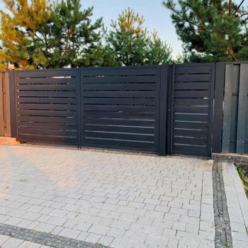 Брама Лисець стильні ламелі з оцинкованої сталі і пофарбовані порошком ГРАФІТ